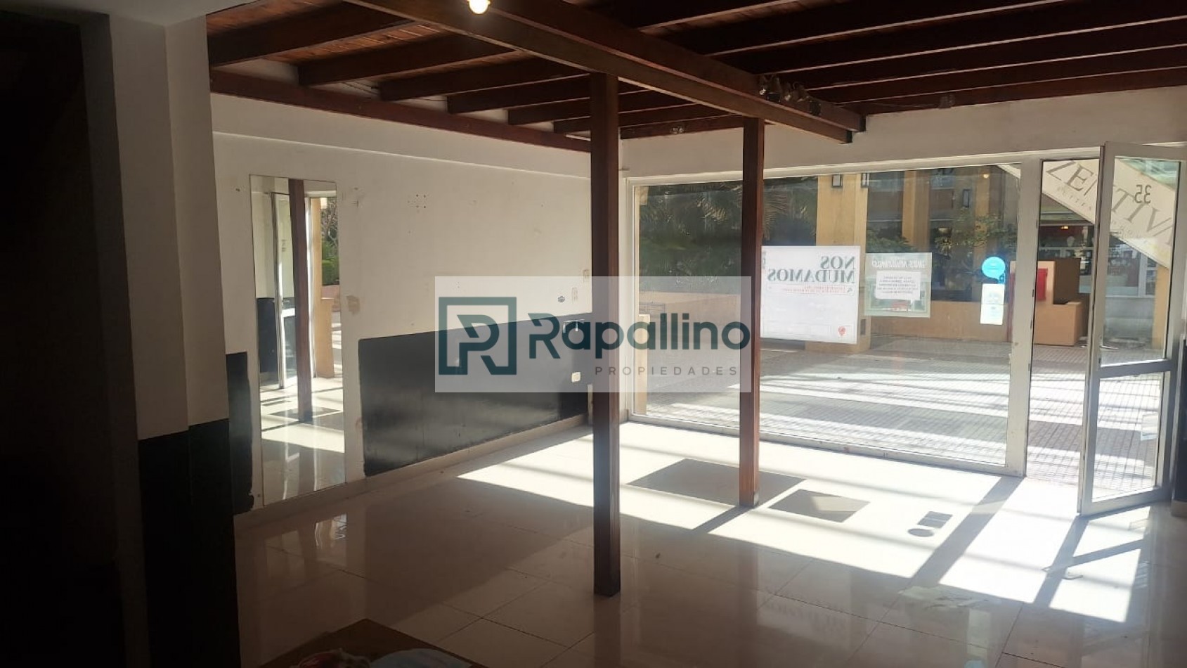 LOCAL COMERCIAL  planta baja con entrepiso en Paseo El Agora 