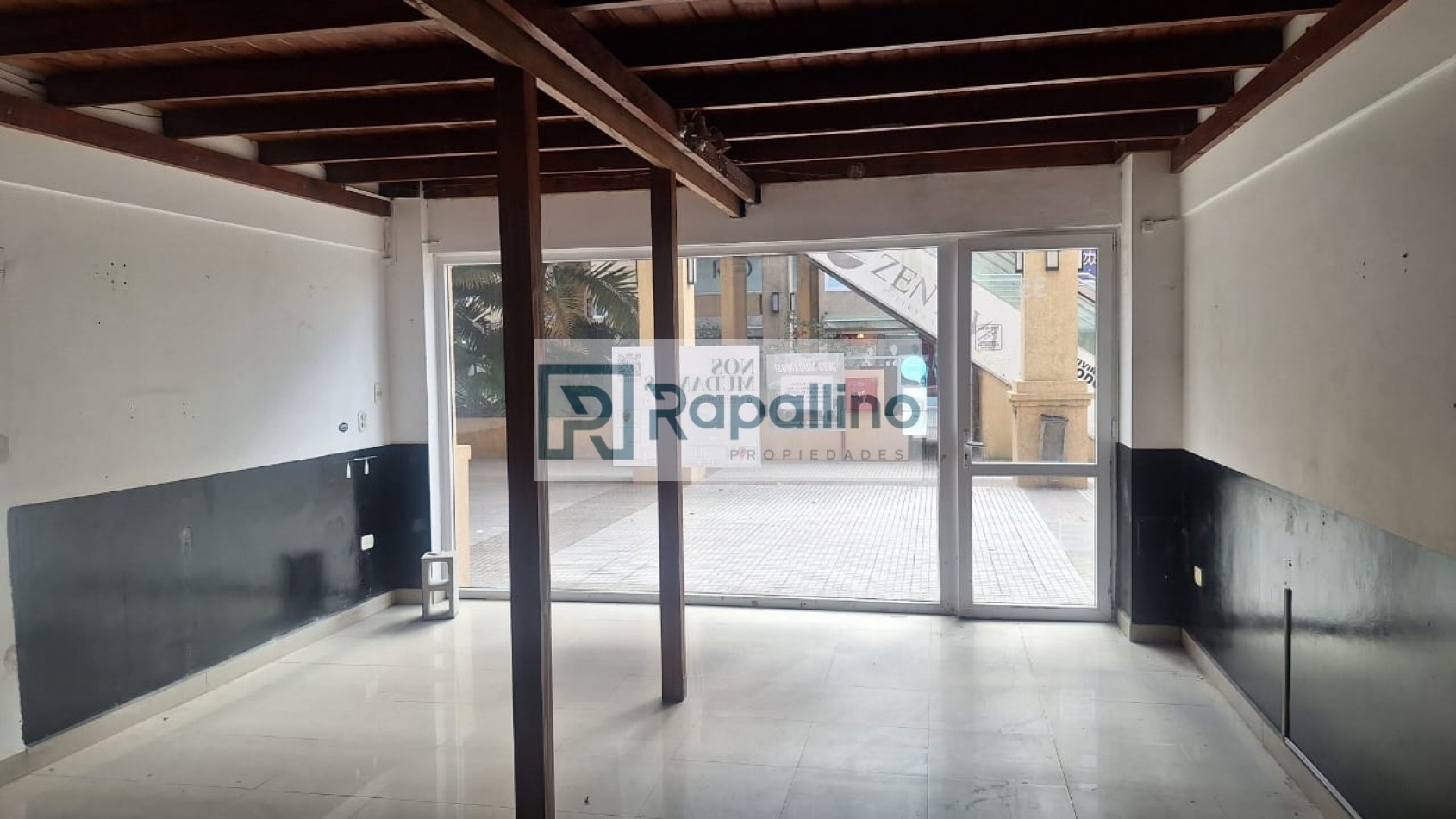 LOCAL COMERCIAL  planta baja con entrepiso en Paseo El Agora 