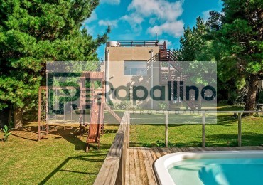 CASA EN COSTA ESMERALDA CON TERRAZA Y PISCINA 